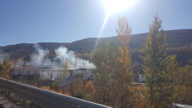 Bingöl'de su fabrikasında çıkan yangına müdahale ediliyor