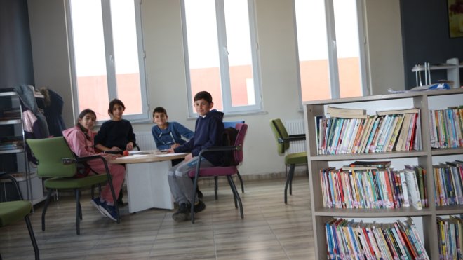 Karlıova'da kütüphanede ders çalışan öğrencilere ücretsiz ikram