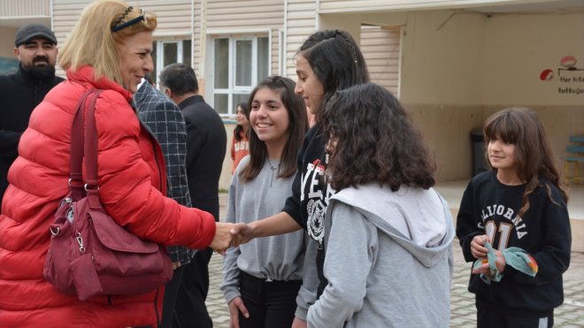 Birçok ilden Bitlis'e gelen gönüllüler çocuklara hediye dağıttı
