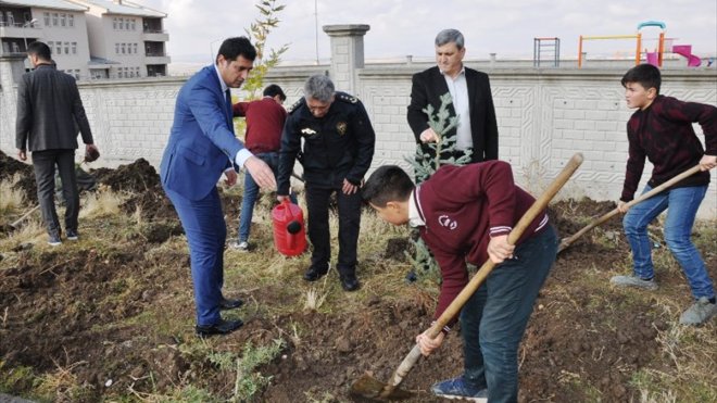 Bulanık'ta okul bahçesine fidan dikildi