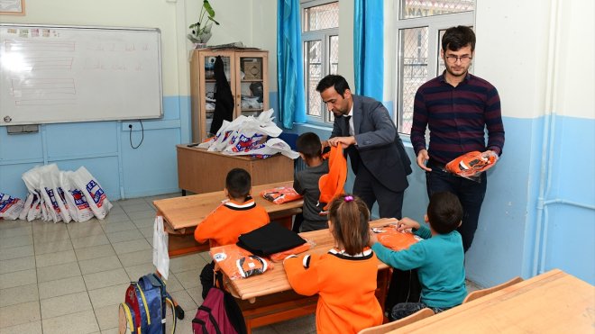 Çatak'ta ihtiyaç sahibi öğrencilere giyim ve kırtasiye yardımı