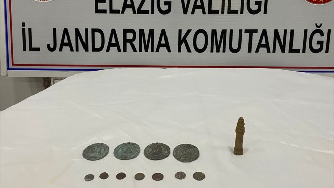 Elazığ'da tarihi 11 sikke ile üzerinde haç işareti bulunan heykelcik ele geçirildi