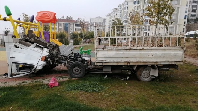 Elazığ'da kupası açılan kamyonetin salıncağa çarpması sonucu sürücü ağır yaralandı