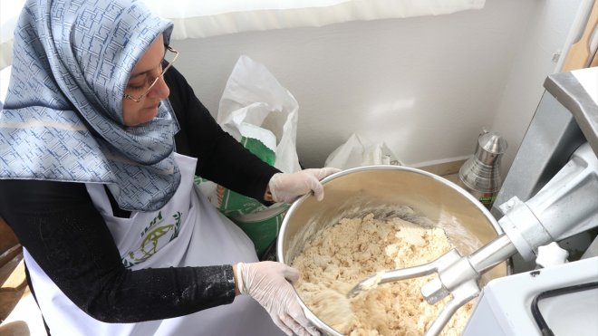 Elazığlı kadınların hummalı hazırlığı ihtiyaç sahiplerine kışlık yiyecek desteği için