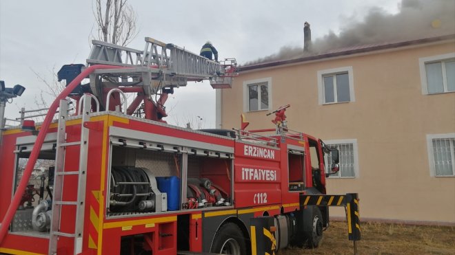 Erzincan'da binanın çatısında çıkan yangın söndürüldü