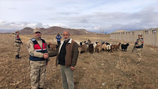 Erzincan'da jandarma çiftçinin kayıp 50 küçükbaş hayvanını dronla buldu