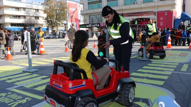 Jandarmanın "Mobil Trafik Eğitim Tırı" Erzincan'da