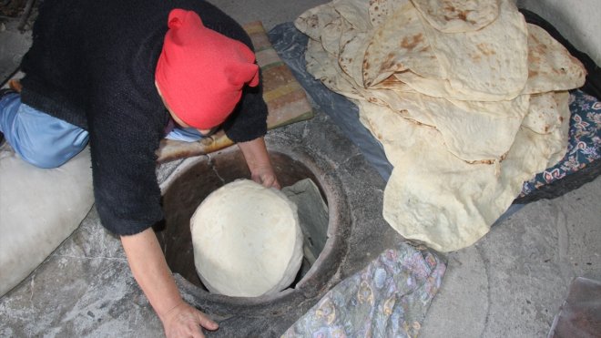 Erzincan kırsalında kadınların tandırda kışlık ekmek mesaisi