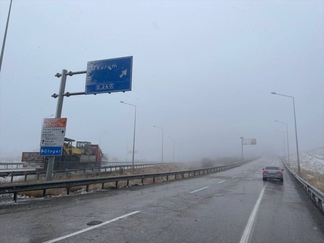 Erzurum-Ağrı kara yolunda kar ve sis etkili oluyor