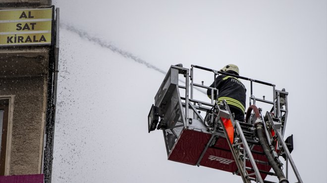 Erzurum'da apartmanın çatısında çıkan yangın söndürüldü