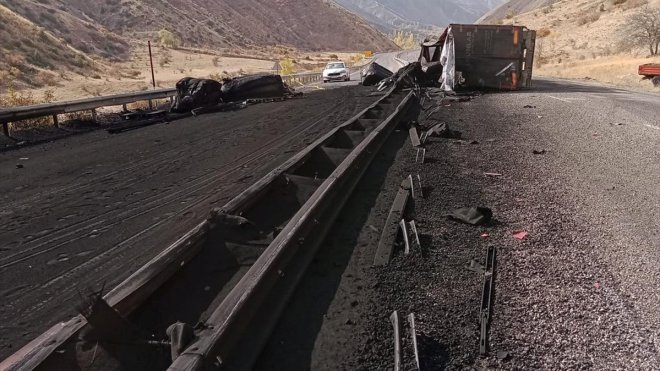 Erzurum'da devrilen demir tozu yüklü tırın sürücüsü öldü