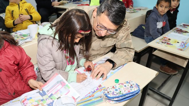 Erzurum'da jandarma, trafik kazasında vefat eden Özge öğretmenin okulunu ziyaret etti
