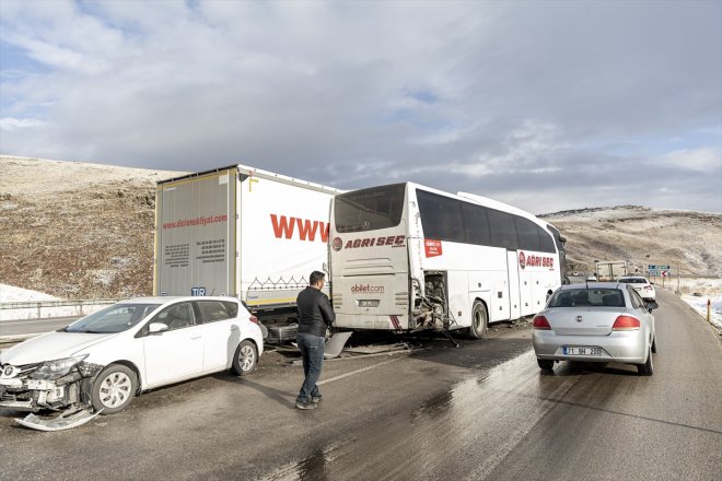 Erzurum'da otobüs, 3 tır ve otomobilin karıştığı kazada 5 kişi yaralandı
