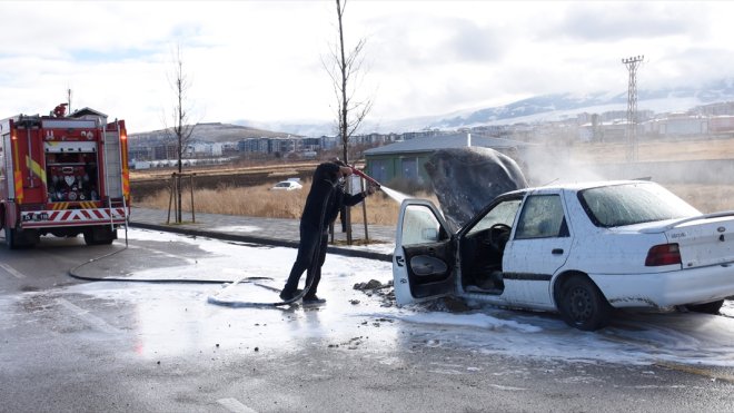 Erzurum'da seyir halindeki otomobil yandı