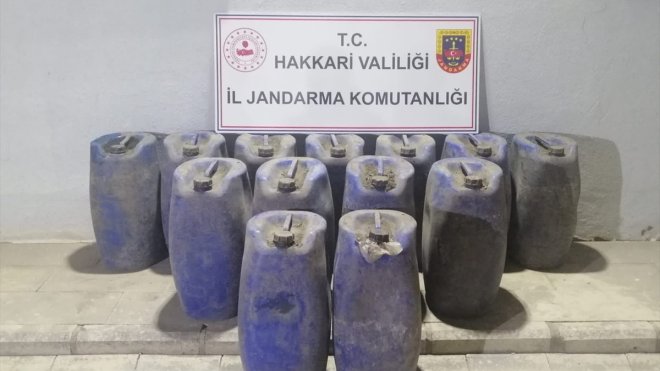 Hakkari'de araziye gömülü 750 litre asit anhidrit ele geçirildi