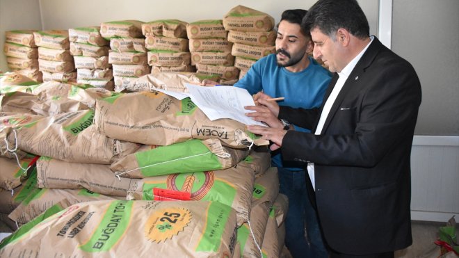 Hakkari'de çiftçilere 152 ton arpa ve buğday tohumu dağıtımına başlandı