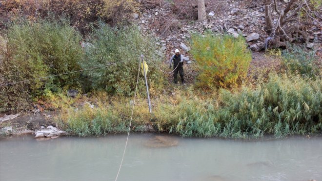 Hakkari'de elektrik arıza ekipleri teleferik sistemiyle malzemeleri derenin karşısına taşıdı