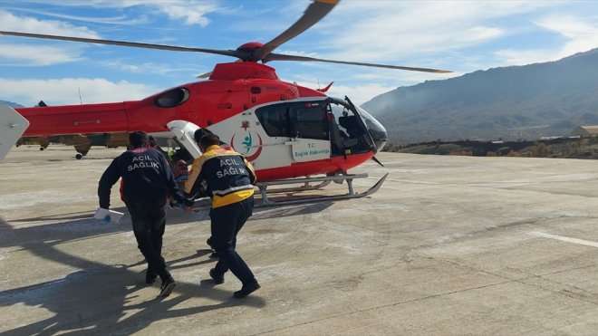 Hakkari'de kalp krizi geçiren kişi ambulans helikopterle hastaneye ulaştırıldı