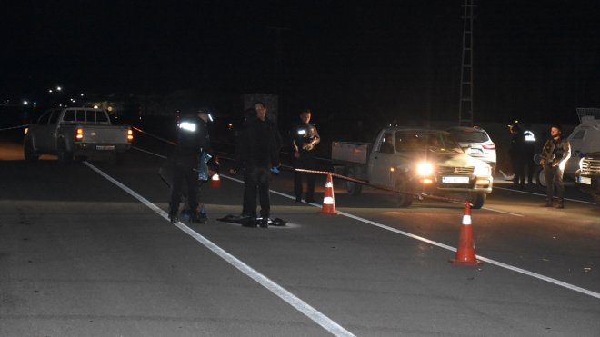 Hakkari'de iki aracın çarptığı kişi hayatını kaybetti