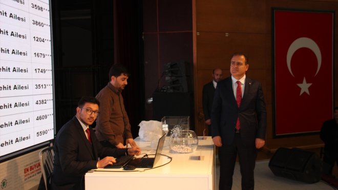 Hakkari'de "İlk Evim, İlk İş Yerim Projesi"nde yapılacak konutların kuraları çekildi