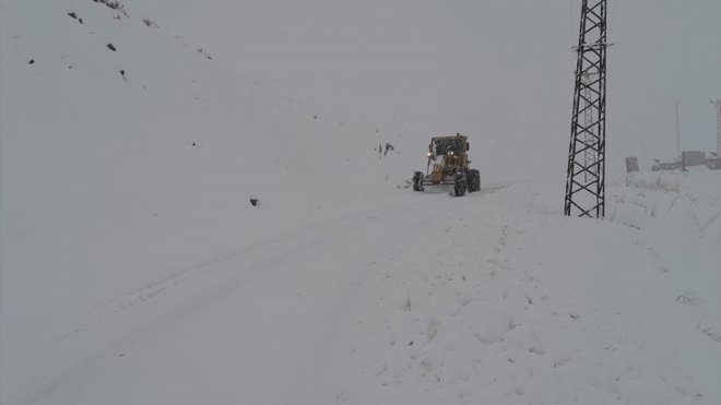 Hakkari'de kar nedeniyle 155 yerleşim biriminin yolu kapandı