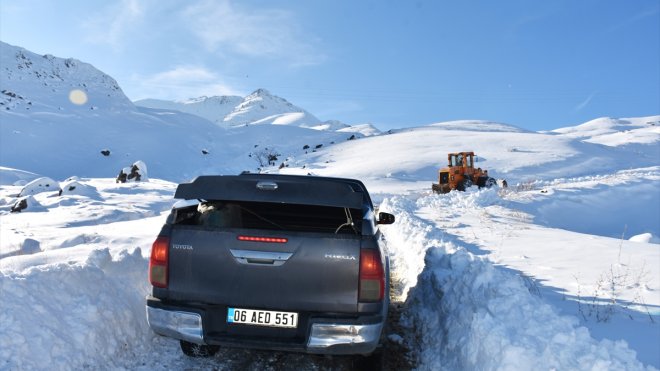 Hakkari'de kar nedeniyle kapanan 146 yerleşim biriminin yolu açıldı