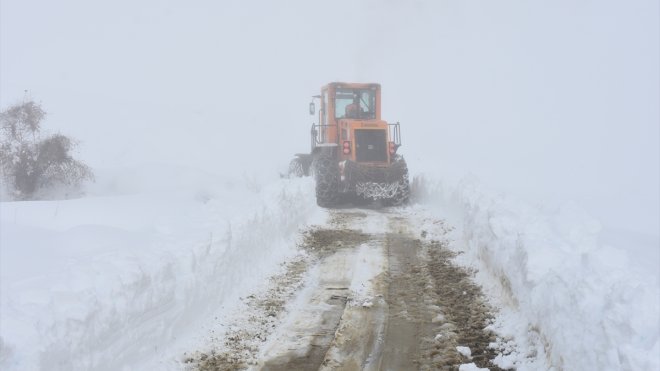 Hakkari'de mezranın yolu ekiplerin 7 saat süren çalışmasıyla açıldı