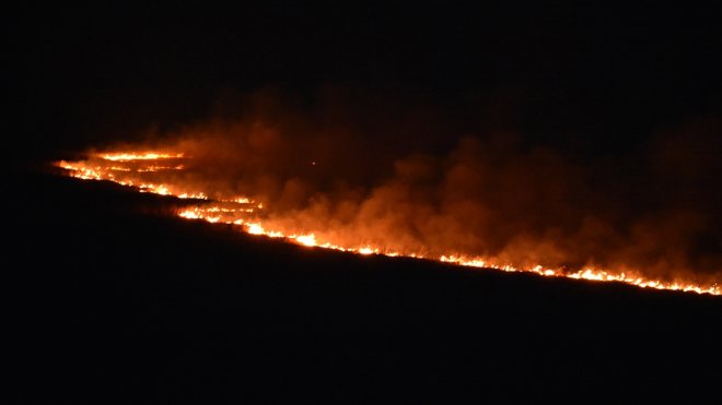 Yüksekova Nehil Sazlığı'ndaki yangın sürüyor