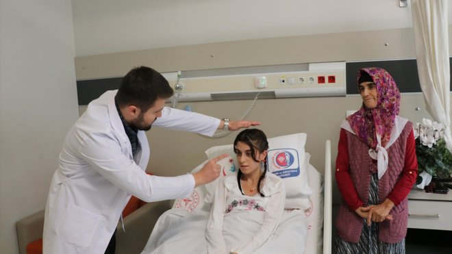 Hastalığı nedeniyle 4 yıldır okulundan ayrı kalan Erzincanlı Gonca sağlığına kavuştu
