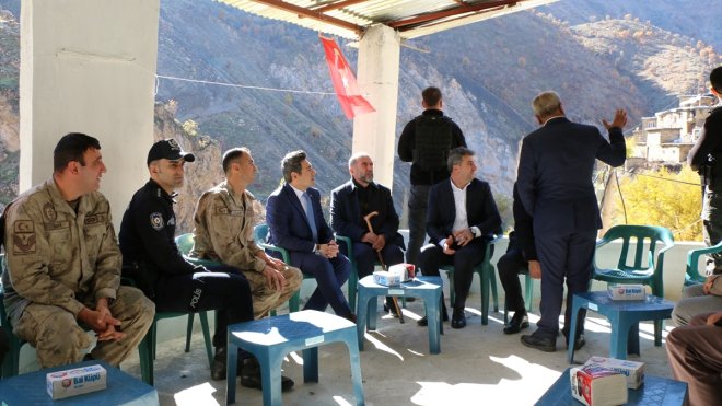 Hizan Kaymakamı Özçelik, kurum ve köy ziyaretlerini sürdürüyor