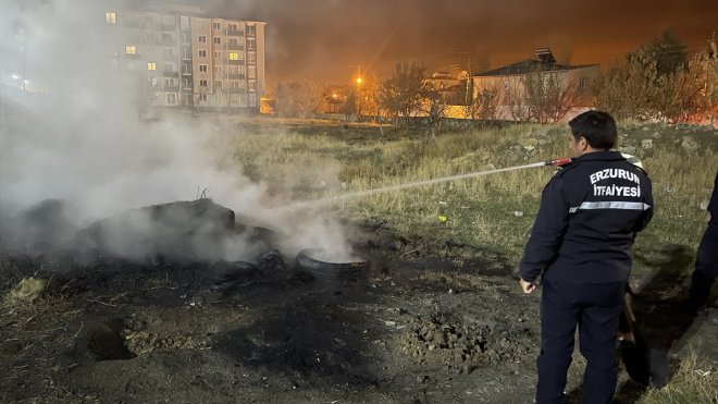 Horasan'da çıkan lastik yangınını itfaiye ekibi söndürdü