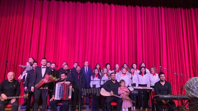 Kars'ta 'öğretmenler korosu' konser verdi