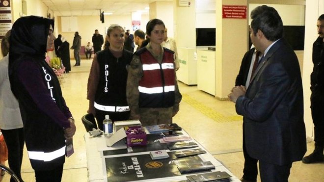Kaymakam Özçelik "kadına yönelik şiddetle mücadele" standını ziyaret etti