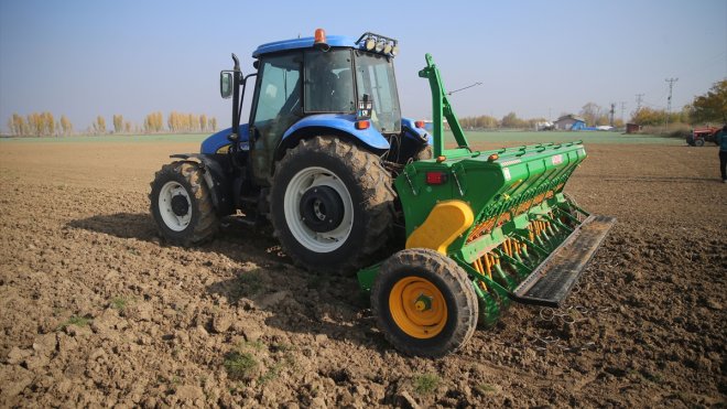 "Liseli çiftçiler" buğday tohumlarını toprakla buluşturdu