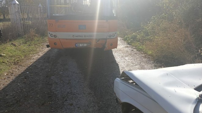 Malatya'da belediye otobüsüyle çarpışan otomobildeki 2 kişi yaralandı