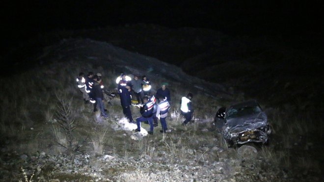 MALATYA - Uçuruma yuvarlanan otomobildeki 1 kişi öldü, 1 kişi yaralandı1