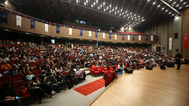 Gençlik ve Spor Bakanı Kasapoğlu, telefon bağlantısıyla öğrencilere seslendi: