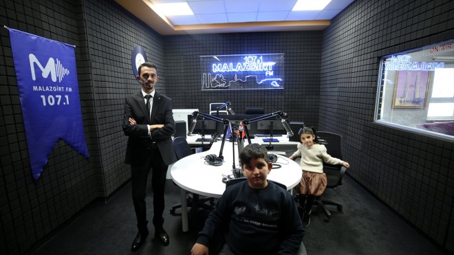 Köylerdeki çocuklar, Malazgirt'in "Gönül Radyosu"nda hayallerini duyuruyor