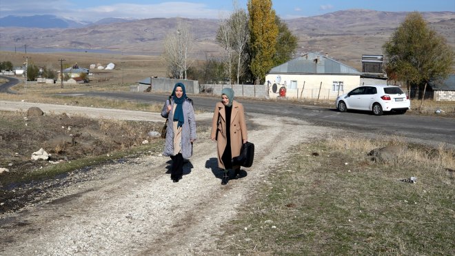 Muş'un dağ köyündeki öğretmenler, okulu etkinliklerle eğlenceli hale getirdi