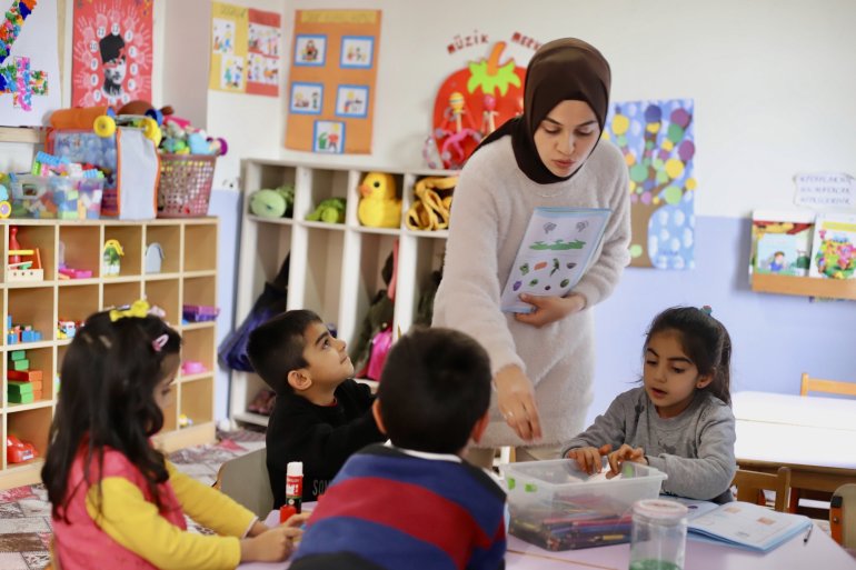 Öğrencilerine anne olan Tuğba öğretmen, çocukları yarınlara taşıyor5