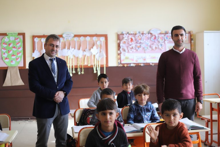 Öğrencisini okul sırasından öğretmen masasına taşıyan öğretmenden duygusal sürpriz2