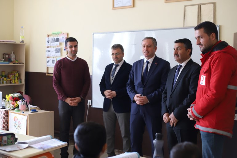 Öğrencisini okul sırasından öğretmen masasına taşıyan öğretmenden duygusal sürpriz3