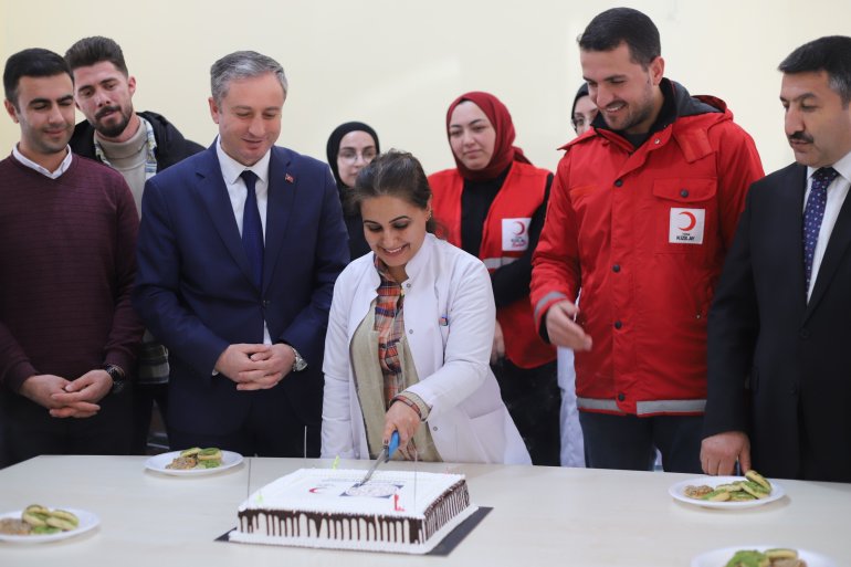 Öğrencisini okul sırasından öğretmen masasına taşıyan öğretmenden duygusal sürpriz4