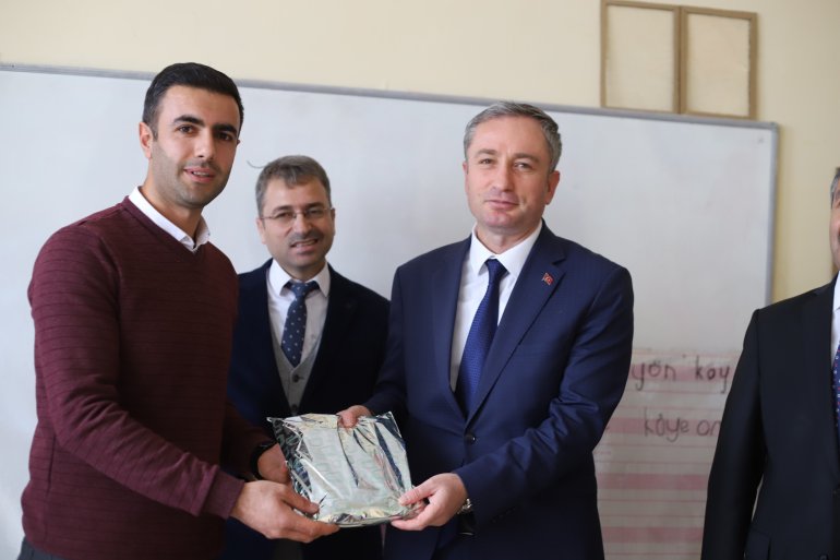 Öğrencisini okul sırasından öğretmen masasına taşıyan öğretmenden duygusal sürpriz5