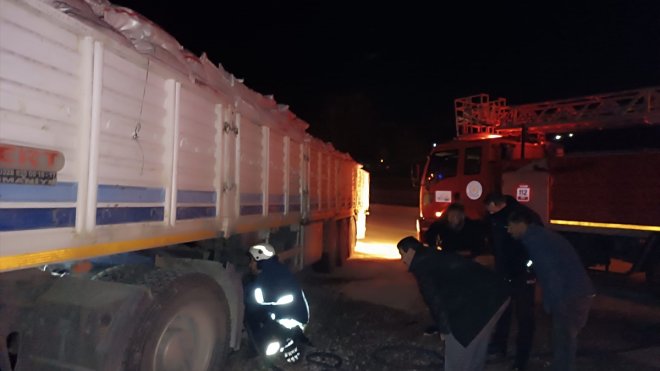 Özalp'ta tırın lastiklerinde çıkan yangını itfaiye ekipleri söndürdü