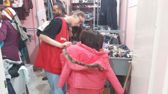 Türk Kızılay Keban'da 600 kişiye giysi yardımı yaptı