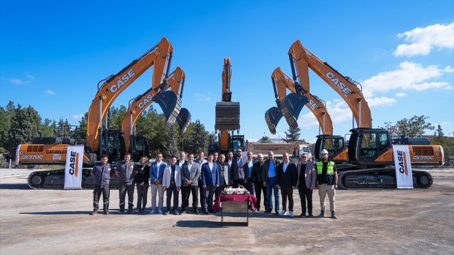 TürkTraktör'den Cacimler İnşaat'a 35'inci iş makinesi teslimatı