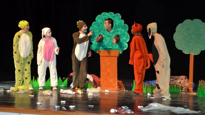 Üniversite öğrencileri 'Piknik ailesi Ormanda' oyununu çocuklar için sahneledi