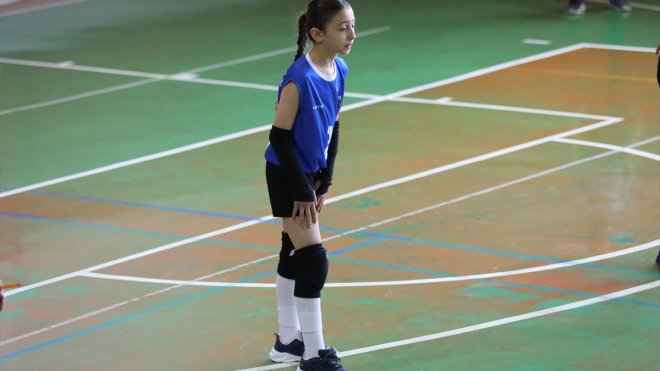 11 yaşında ablalarıyla mücadele ediyor