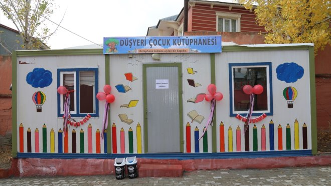 Başkale'de öğretmenler kullanılmayan konteyneri kütüphaneye dönüştürdü